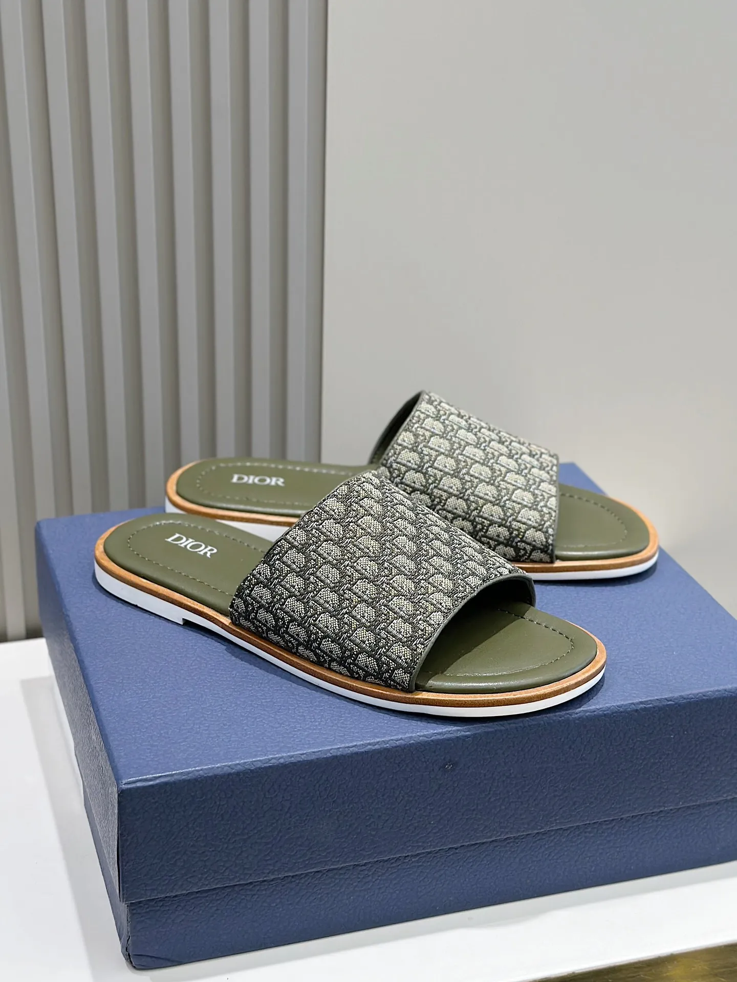 P320 [DIOR] Size 39-44 (38.45 custom-made) 2024ss Dior’s latest men’s slippers are a must-have. Dior Alias ​​Men's Genuine Leather Slippers This summer new Alias ​​sandal embodies a casual and elegant style. Carefully crafted from grained cow leather and Oblique printed fabric, with cowhide lining! Cross-strap design with metal-clad brass CD Diamond logo. The imported cowhide leather and rubber sole adds sophistication and comfort, while Oblique print-effect anti-slip panels add style.